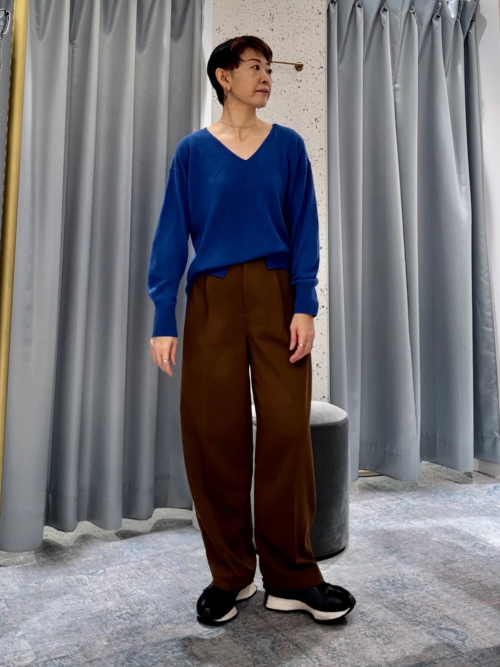 「オトナカジュアル、きれいめカジュアル、natural couture、スニーカーコーデ、シンプルコーデ、冬コーデ、ショートヘア、40代ファッション、オフィスカジュアル、骨格ナチュラル、ニット、パンツスタイル」｜「natural coutureのベルト付きタックワイドパンツ（スラックス、ブラウン系）」を使った、はせきよさん（骨格ナチュラル・レディース・160cm）の冬コーディネートの1枚目の写真