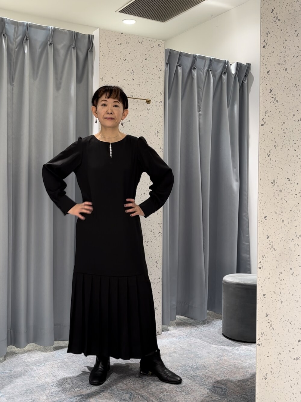 「ワンピース、ワンピーススタイル、骨格ナチュラル、40代ファッション、ショートヘア、ブラック、ブラックコーデ、natural couture、冬のコーデ、結婚式、結婚式二次会スタイル、ブルベ冬コーデ」｜「natural coutureのosonoパール取外し裾プリーツワンピース（ワンピース、ブラック系）」を使った、はせきよさん（骨格ナチュラル・レディース・160cm）の冬コーディネートの1枚目の写真