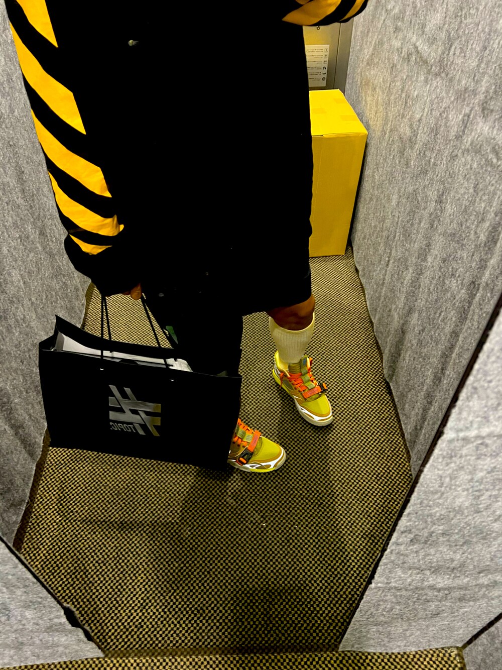 「シンプルコーデ、ストリート、ナイキ、白シャツ、おしゃれさんと繋がりたい、ナイキスニーカー、大人カジュアル、メンズコーデ」｜「NIKEのアイテム（スニーカー、イエロー系）」を使った、拓哉伊藤さん（メンズ・172cm）の夏コーディネートの1枚目の写真
