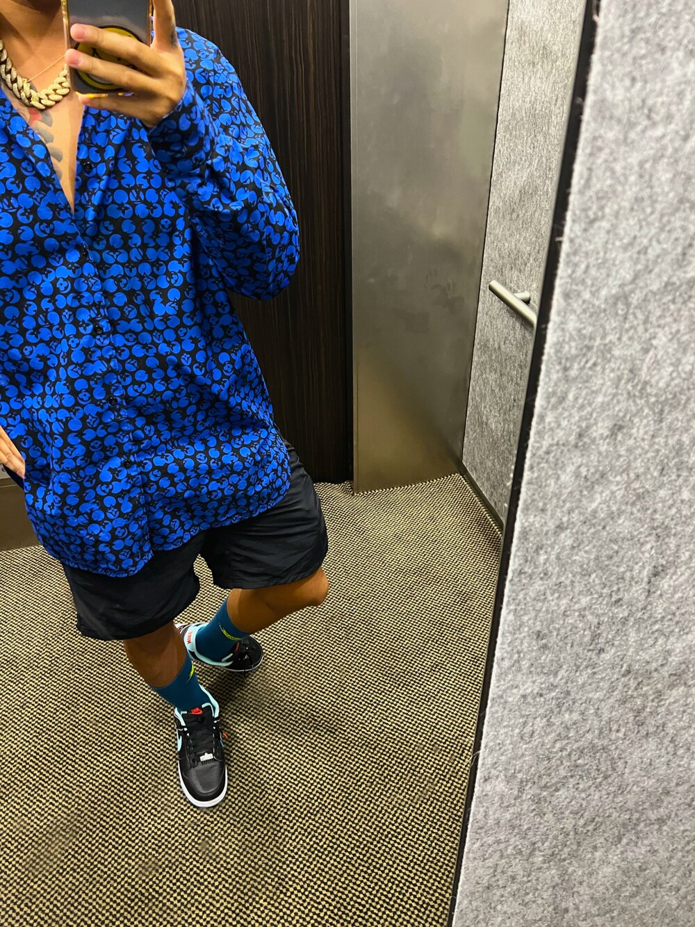 「LOUIS VUITTONのアイテム（トップス、ブルー系）」を使った、拓哉伊藤さん（メンズ・172cm）の夏コーディネートの1枚目の写真