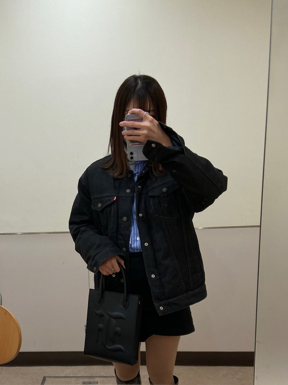 「shesaidthat、ストライプシャツ、シャツ、korea、ミニタイトスカート、Levi's、デニムジャケット、GRL、ロングブーツ」｜「Levi'sのアイテム（デニムジャケット、ブラック系）」を使った、☁️さん（レディース・161cm）の春コーディネートの1枚目の写真