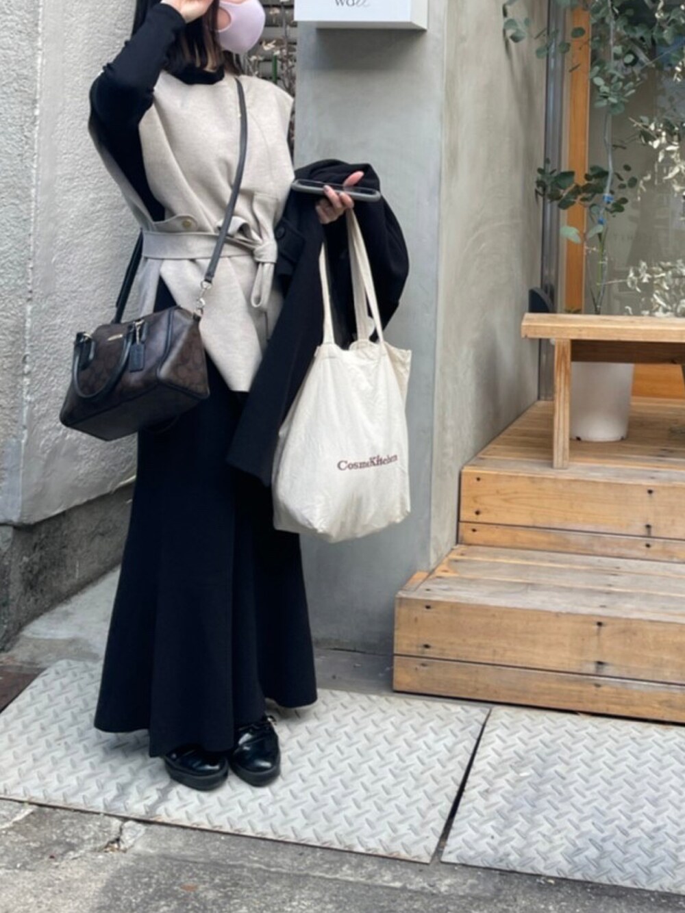 ホワイト系のベスト、ブラック系のワンピース、ブラック系のTシャツ/カットソーを着用したレディースの冬コーディネートの1枚目の写真