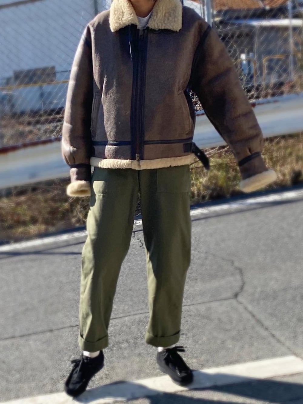 「クリスマスに着たい服、冬コーデ、メンズライク、古着、カーゴパンツ、軍パン、クラークス、シンプルコーデ、もこもこ、B3、フライトジャケット、ムートン、いいね、save、フォローお願いします🤑、オーバーサイズ、おしゃれさんと繋がりたい」｜「usedのアイテム（ムートンコート、ブラウン系）」を使った、yukinoさん（レディース・164cm）の冬コーディネートの1枚目の写真