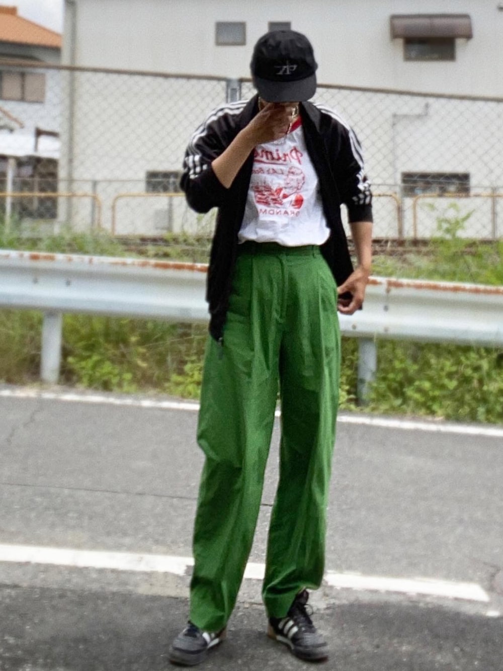 ブラック系のジャージ、ホワイト系のTシャツ/カットソー、グリーン系のその他パンツを着用したレディースの春コーディネートの1枚目の写真