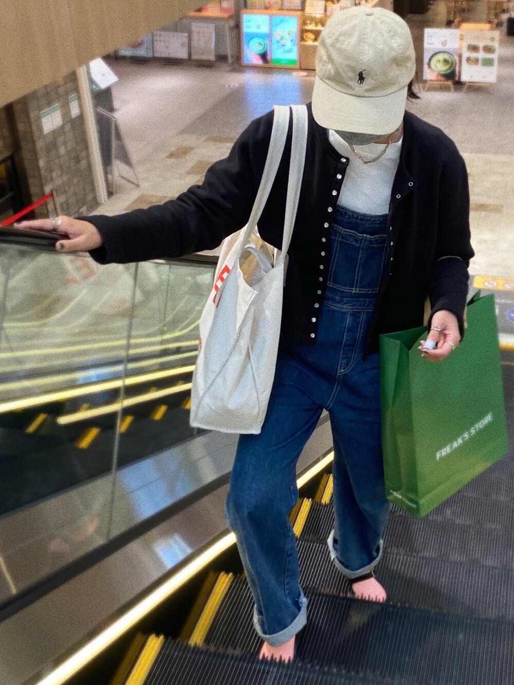 「キャップ、春コーデ、カジュアル、カーディガン、サロペット、カラーソックス、カンフーシューズ、いいね、save、フォローお願いします🤑、古着MIX、シンプルコーデ、ママコーデ、ootd、ピンク、パンツスタイル、トートバッグ」｜「POLO RALPH LAURENのアイテム（キャップ、ベージュ系）」を使った、yukinoさん（レディース・164cm）の春コーディネートの1枚目の写真
