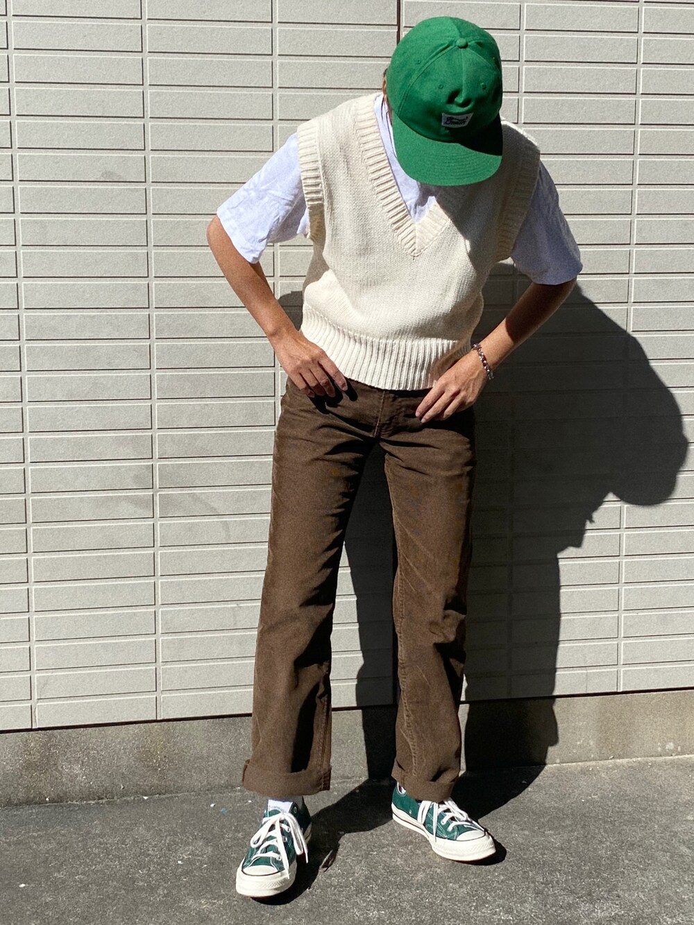 「キャップ、ベスト、コーデュロイ、converse、ラフ、いいね、save、フォローお願いします🤑、カジュアルコーデ、古着、秋のコーデ、ママコーデ、メンズライク、グリーン、パンツスタイル、スニーカー」｜「BRIXTONのブリクストン スナップバックキャップ STITH グリーン BRIXTON（キャップ、グリーン系）」を使った、yukinoさん（レディース・164cm）の秋コーディネートの1枚目の写真