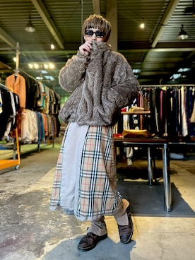 BURBERRYのステンカラーコート（ベージュ系）を使った人気ファッション