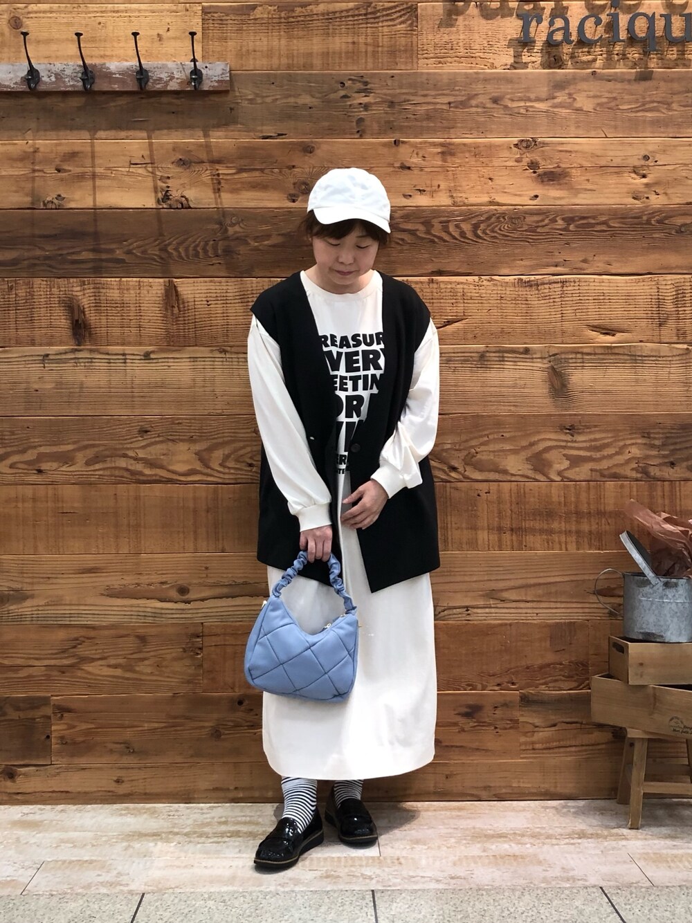「ピュアルセシン、pualcecin、シンプル、シンプルコーデ、大人カジュアル、カジュアルコーデ、キャップ、ベスト、ワンピース、オトナカジュアル、おしゃれさんと繋がりたい、秋のコーデ、休日スタイル、オトナ女子、きれいめカジュアル」｜「PUAL CE CINのミラノリブニットジレベスト（ベスト、ブラック系）」を使った、おおちゃん♡さん（レディース・156cm）の秋コーディネートの1枚目の写真