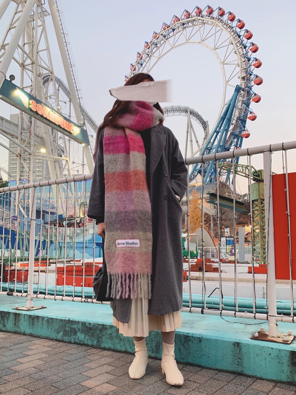 「チェックマフラー、AcneStudios、ショートブーツ、冬コーデ」｜「LILY BROWNのビックシルエットウールコート（その他アウター、グレー系）」を使った、kaさん（レディース・167cm）の冬コーディネートの1枚目の写真
