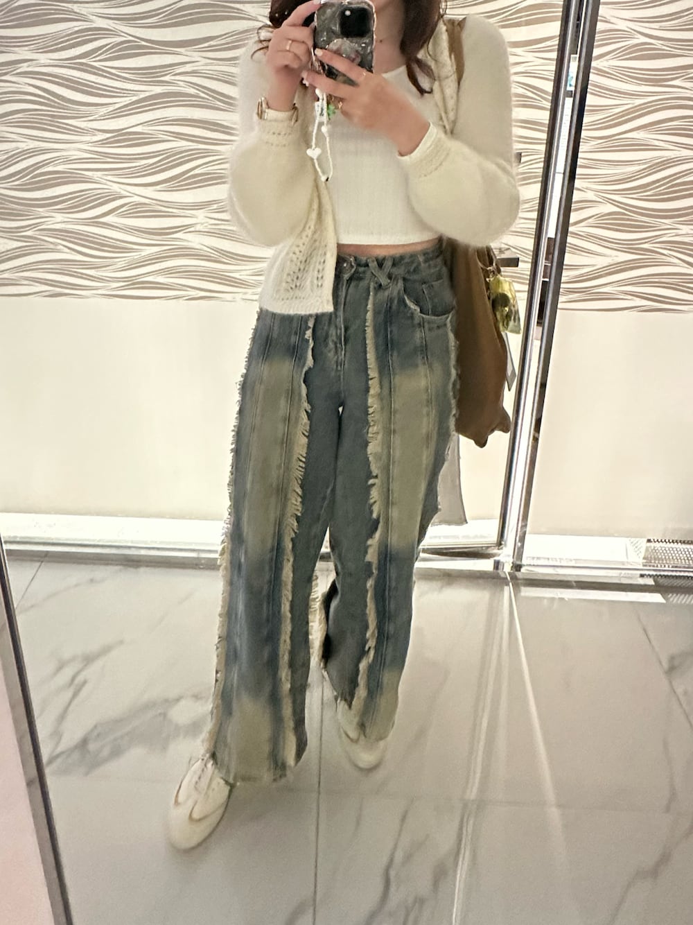「フリンジデニム、モヘアカーディガン」｜「Libby&Roseのアイテム（デニムパンツ、ブルー系）」を使った、kaさん（レディース・167cm）の冬コーディネートの1枚目の写真