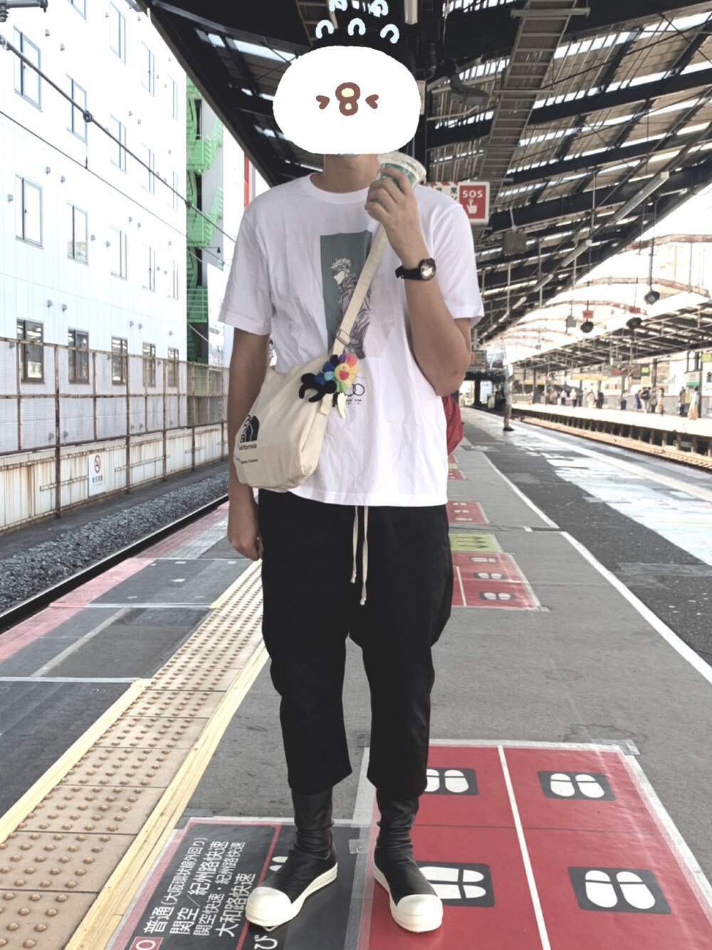 「シンプルコーデ、RICK OWENS、黒、呪術廻戦、おしゃれさんと繋がりたい、休日コーデ、大阪」｜「Rick Owensのアイテム（パンツ、ブラック系）」を使った、ちゅんさん（メンズ・185cm）の秋コーディネートの1枚目の写真
