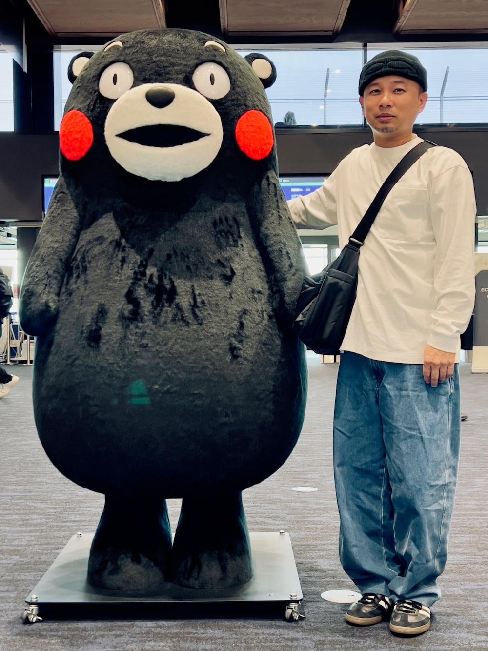 ブラック系のショルダーバッグを着用したメンズの秋コーディネートの1枚目の写真