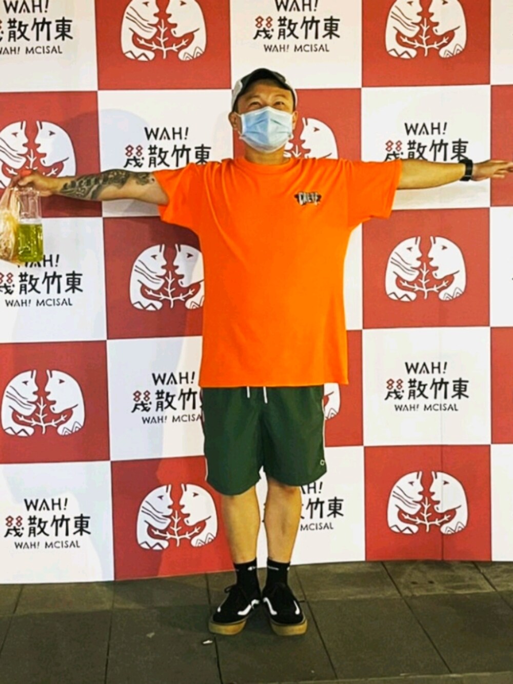 「VANSのアイテム（シューズ、ブラック系）」を使った、DJPKPa.k.a.彭開朋さん（メンズ・160cm）の秋コーディネートの1枚目の写真