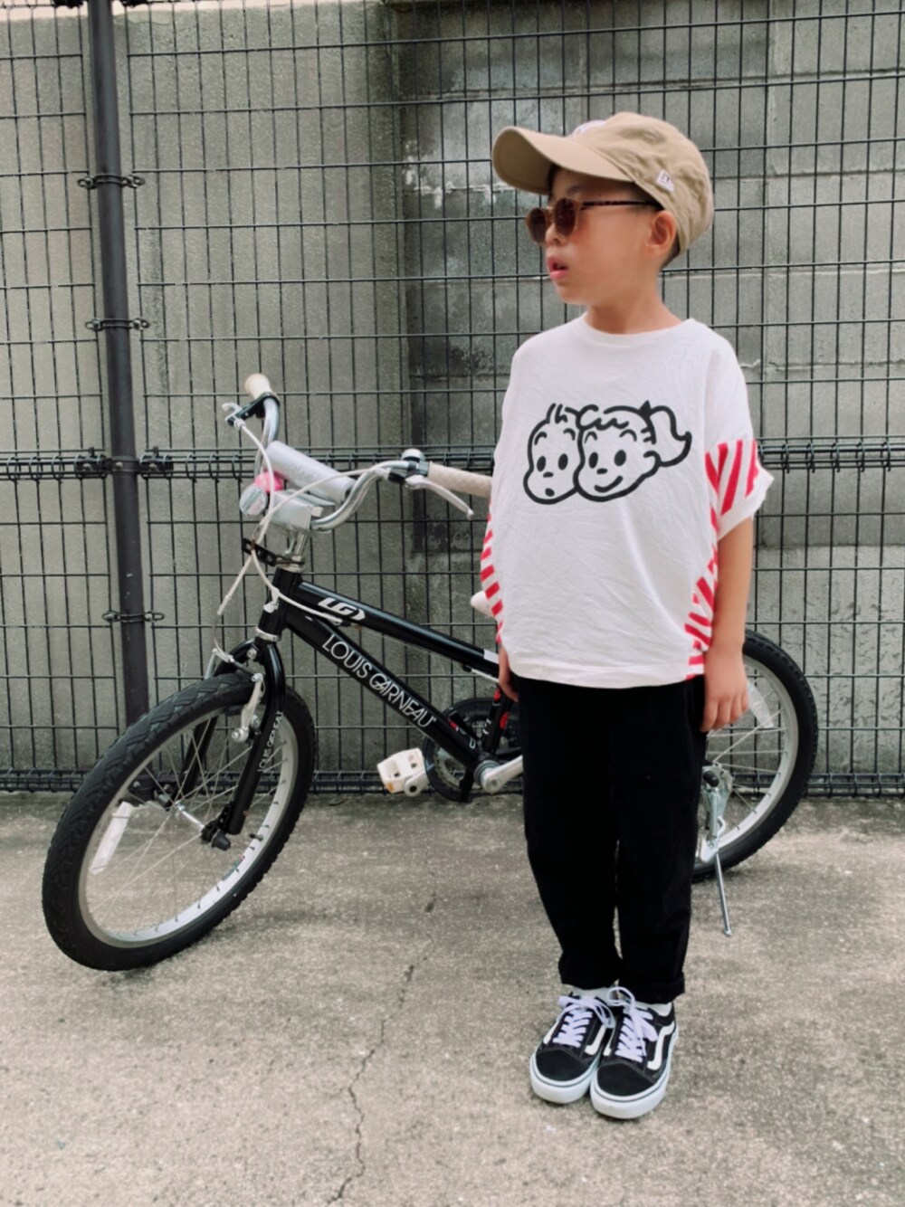 「ボーダー、白Tシャツ、プリントT、VANS、スニーカーコーデ、ストリート、キャップ、サングラス、カジュアルコーデ、夏コーデ、夏だ！Tシャツ着よう！、ビッグシルエット」｜「GROOVY COLORSのアイテム（Tシャツ/カットソー、レッド系）」を使った、HeROさん（キッズ・110cm）の夏コーディネートの1枚目の写真