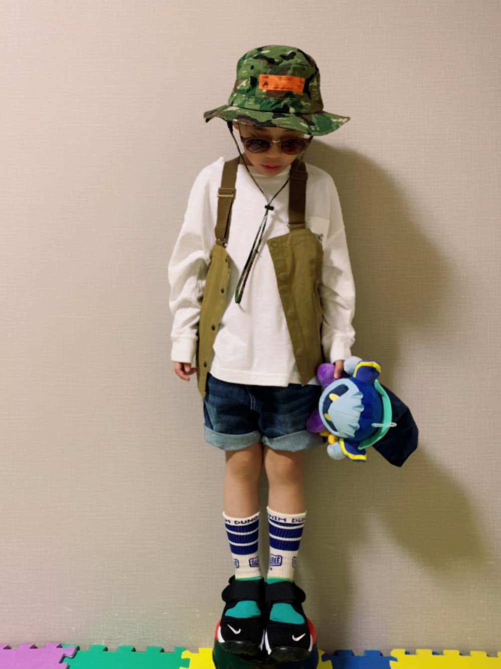 「ZOZOKIDSDAY、アウトドアスタイル、ベスト、ショートパンツ、デニム、バケットハット、サングラス、ロンT、エアリフト、NIKE、カモフラ、カジュアルコーデ、春夏コーデ」｜「antiquaのハントベスト（ベスト、ベージュ系）」を使った、HeROさん（キッズ・110cm）の春コーディネートの1枚目の写真
