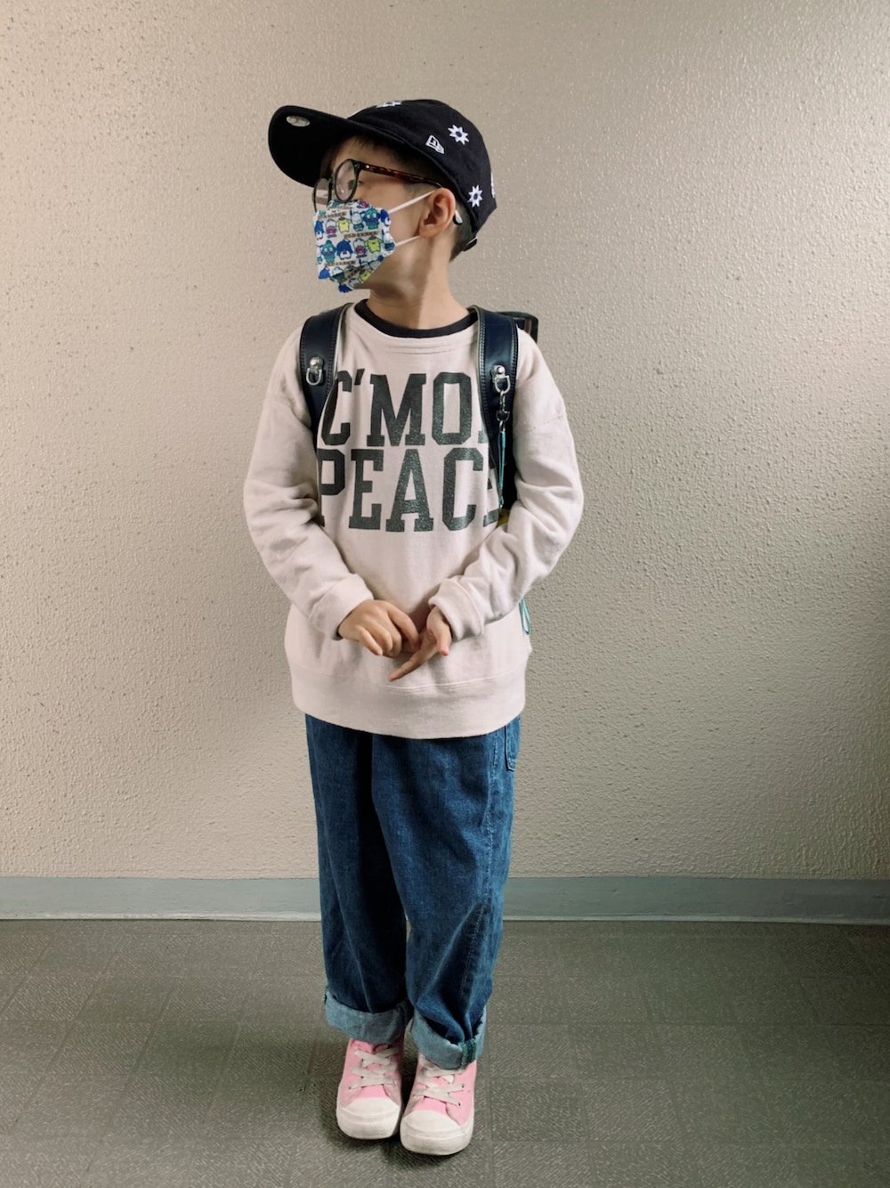 グレー系のスウェット、ホワイト系のTシャツ/カットソー、ブルー系のデニムパンツを着用したキッズの春コーディネートの1枚目の写真