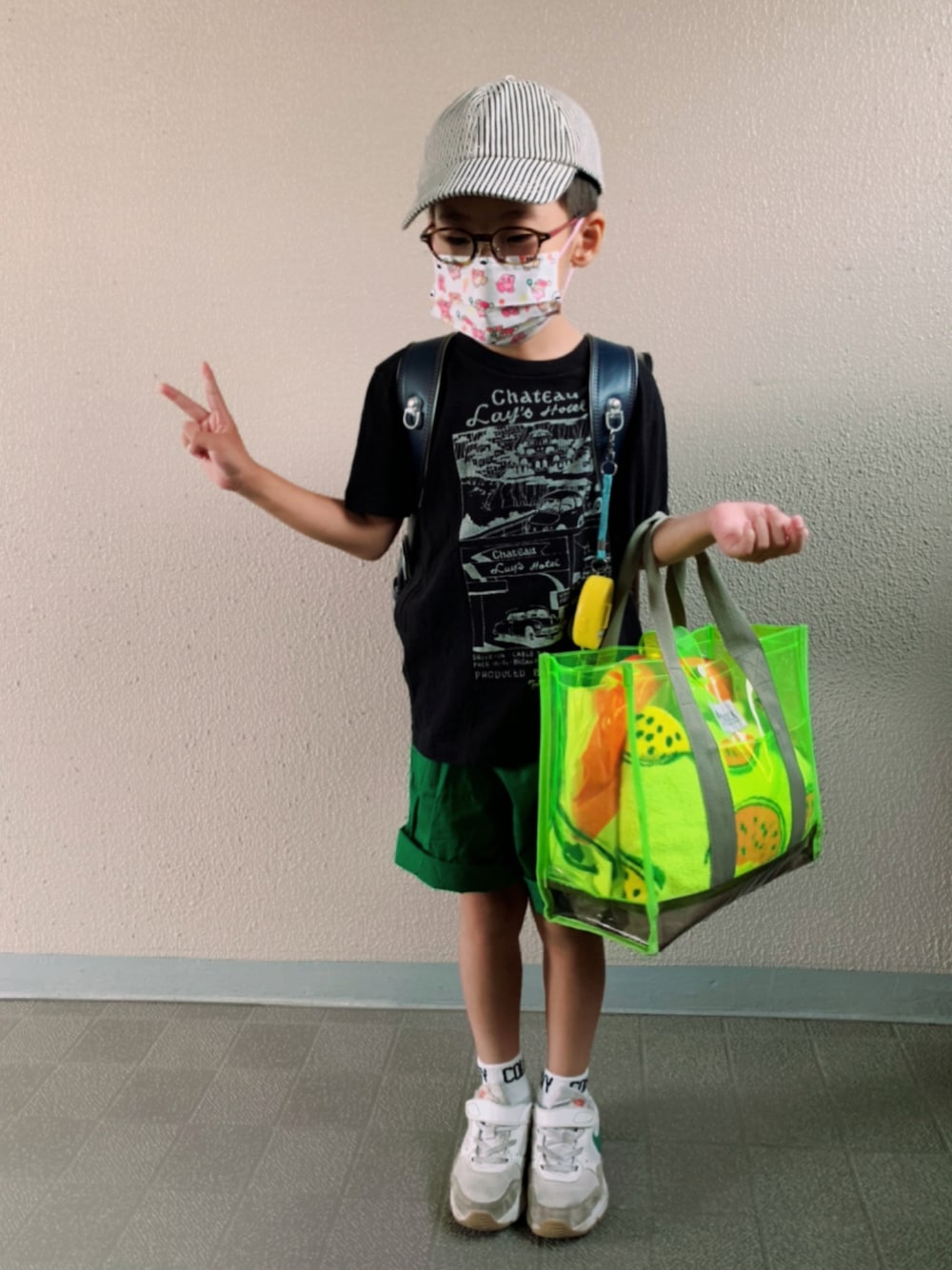 「プリントT、ハーフパンツ、グリーン、カラーパンツ、NIKE、白スニーカー、キャップ、めがね、ビタミンカラー、ネオンカラー、夏コーデ、夏だ！Tシャツ着よう！、カジュアルコーデ」｜「GO TO HOLLYWOODのアイテム（Tシャツ/カットソー、ブラック系）」を使った、HeROさん（キッズ・110cm）の夏コーディネートの1枚目の写真