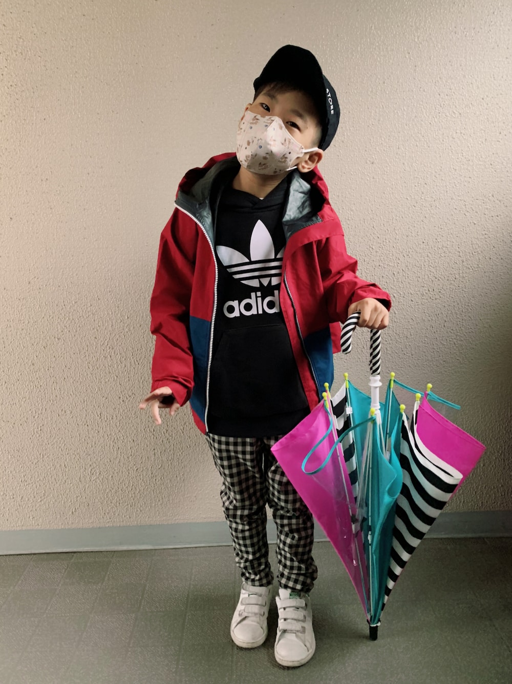 「パーカー、モノトーン、スウェット、ギンガムチェック、Branshes、マウンテンパーカー、キャップ、白スニーカー、adidas、カジュアルコーデ」｜「adidasのトレフォイル パーカー[TREFOIL HOODIE] アディダスオリジナルス（キッズ/子供用）（パーカー、ブラック系）」を使った、HeROさん（キッズ・120cm）の春コーディネートの1枚目の写真