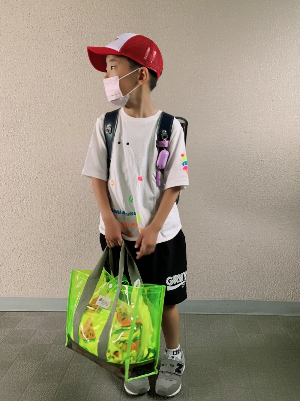 「夏コーデ、フェススタイル、白Tシャツ、夏だ！Tシャツ着よう！、ハーフパンツ、アウトドアスタイル、スニーカー、New Balance、キャップ、ビタミンカラー、カジュアルコーデ、ストリート」｜「DENIM DUNGAREEのビンテージトンプキン天竺 WILDTHINGS LOGOTシャツ（Tシャツ/カットソー、ホワイト系）」を使った、HeROさん（キッズ・120cm）の夏コーディネートの1枚目の写真