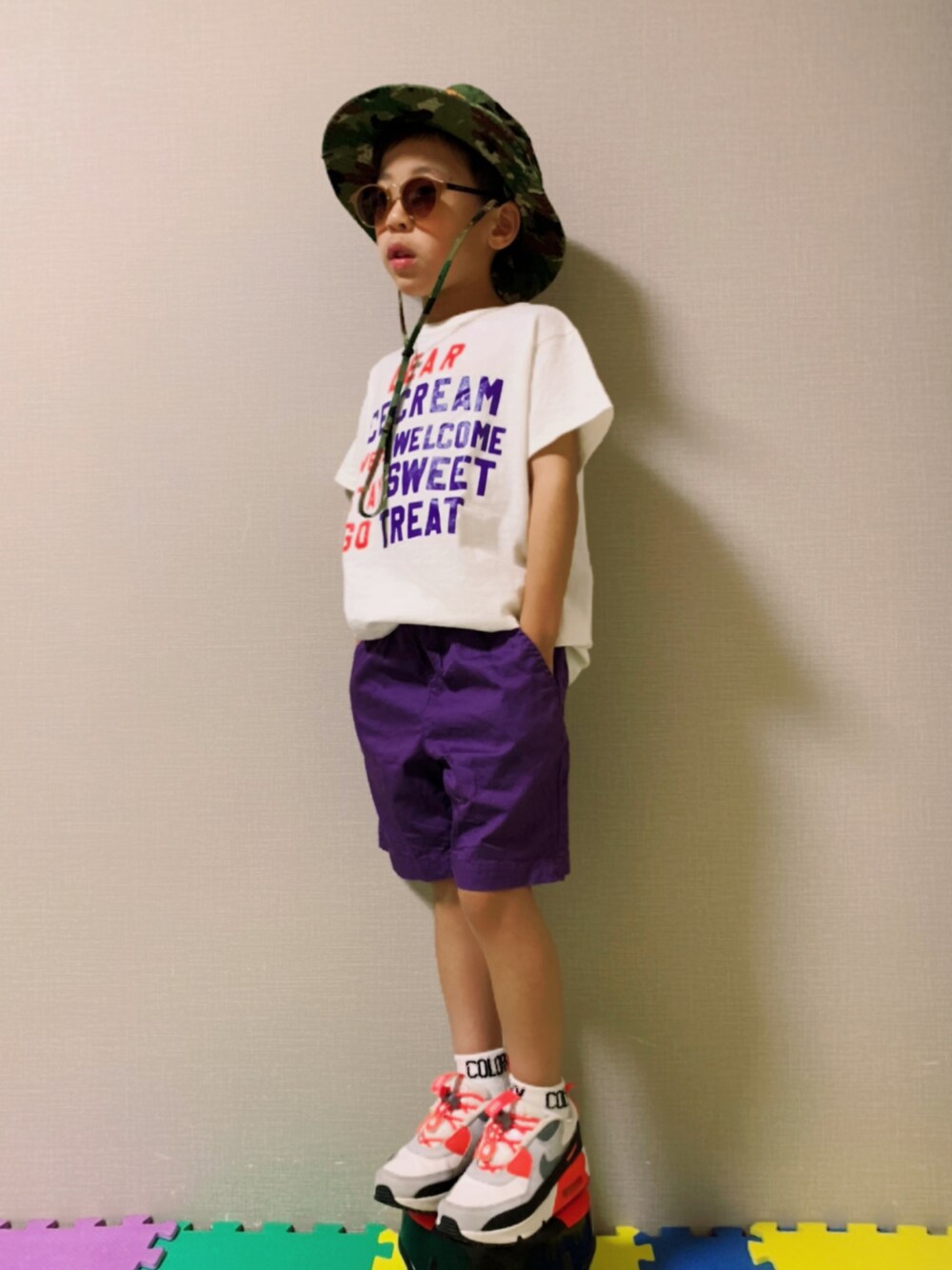「GU、プチプラ、ハーフパンツ、カラーパンツ、白Tシャツ、ロゴT、NIKE、スニーカーコーデ、サングラス、バケットハット、夏コーデ、夏だ！Tシャツ着よう！、カジュアルコーデ、ビタミンカラー、ネオンカラー」｜「DENIM DUNGAREEのアイテム（Tシャツ/カットソー、ホワイト系）」を使った、HeROさん（キッズ・110cm）の夏コーディネートの1枚目の写真