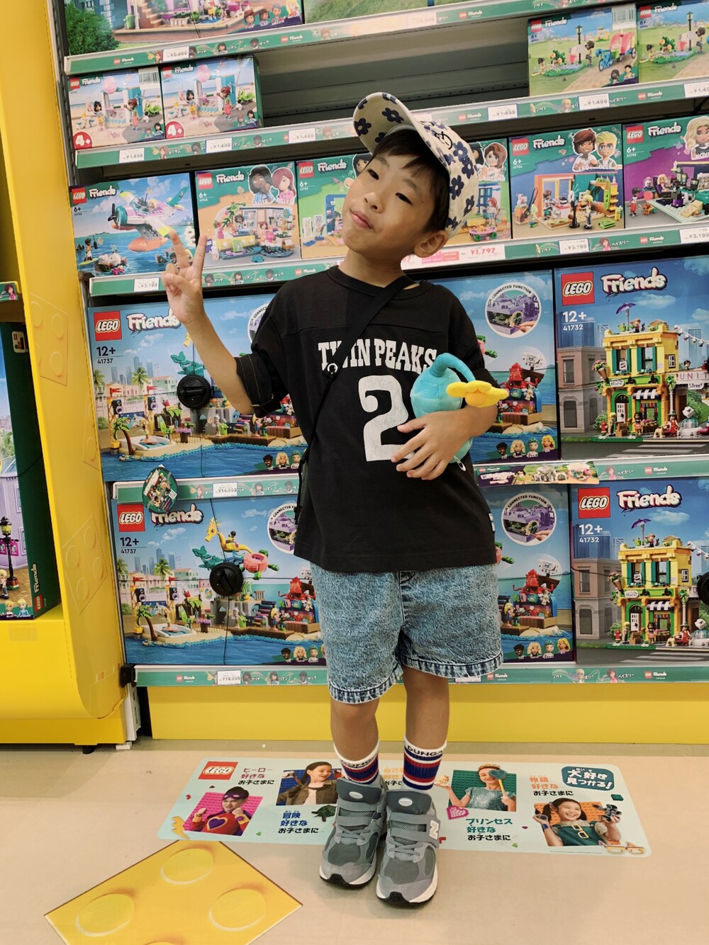 「秋服まるっと大公開、ロンT、プリントT、デニム、デニムパンツ、NEWBALANCE、スニーカー、ハーフパンツ、花柄、キャップ、ショルダーバッグ、カジュアルコーデ、秋コーデ、お出かけコーデ」｜「DENIM DUNGAREEのアイテム（Tシャツ/カットソー、ブラック系）」を使った、HeROさん（キッズ・120cm）の秋コーディネートの1枚目の写真