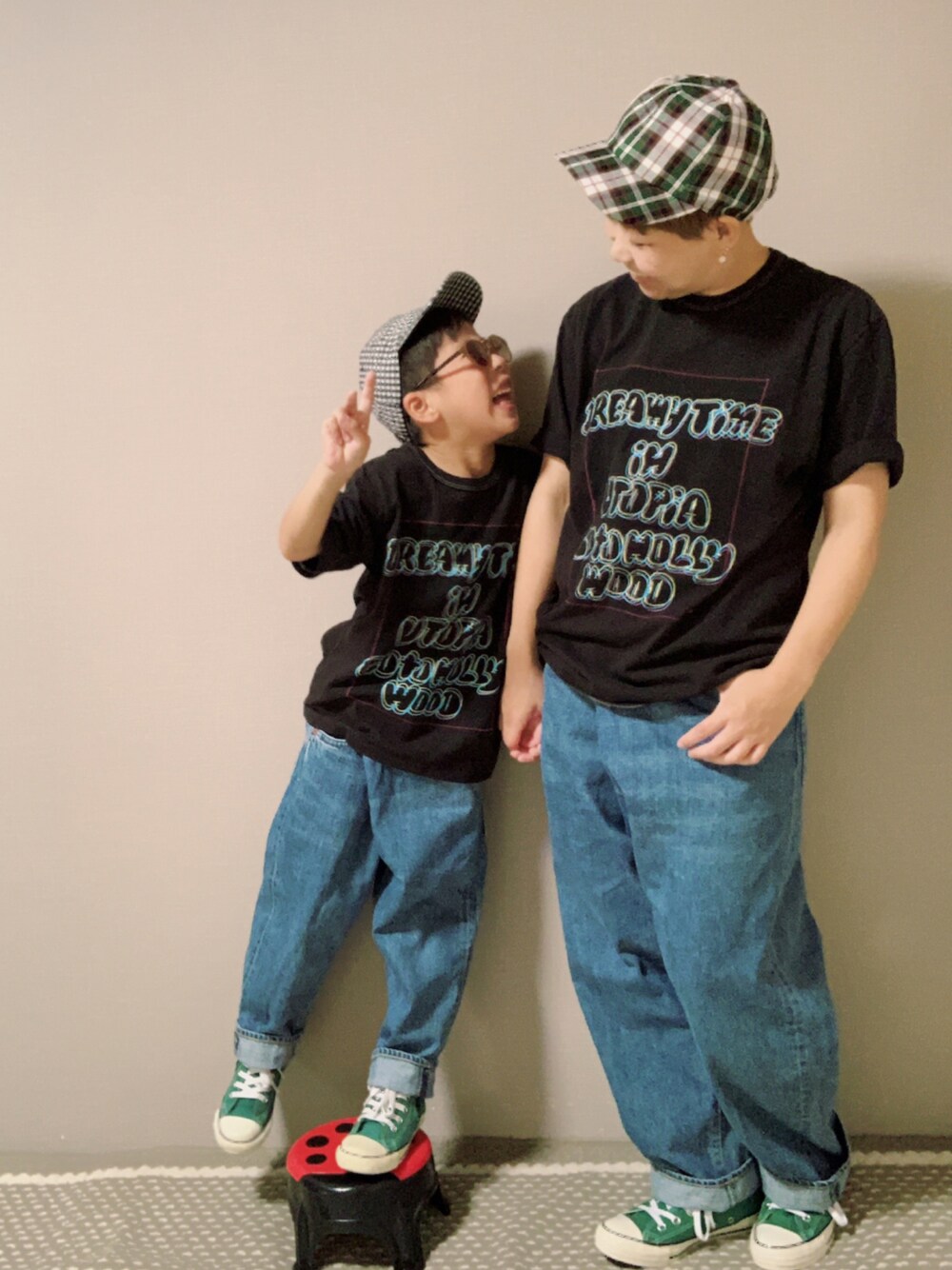 「ロゴT、デニム、デニムパンツ、ワイドパンツ、コンバース、ハイカットスニーカー、グリーン、キャップ、ギンガムチェック、サングラス、夏コーデ、夏だ！Tシャツ着よう！、リンクコーデ、親子コーデ、アメカジ」｜「GO TO HOLLYWOODのアイテム（Tシャツ/カットソー、ブラック系）」を使った、HeROさん（キッズ・110cm）の夏コーディネートの1枚目の写真