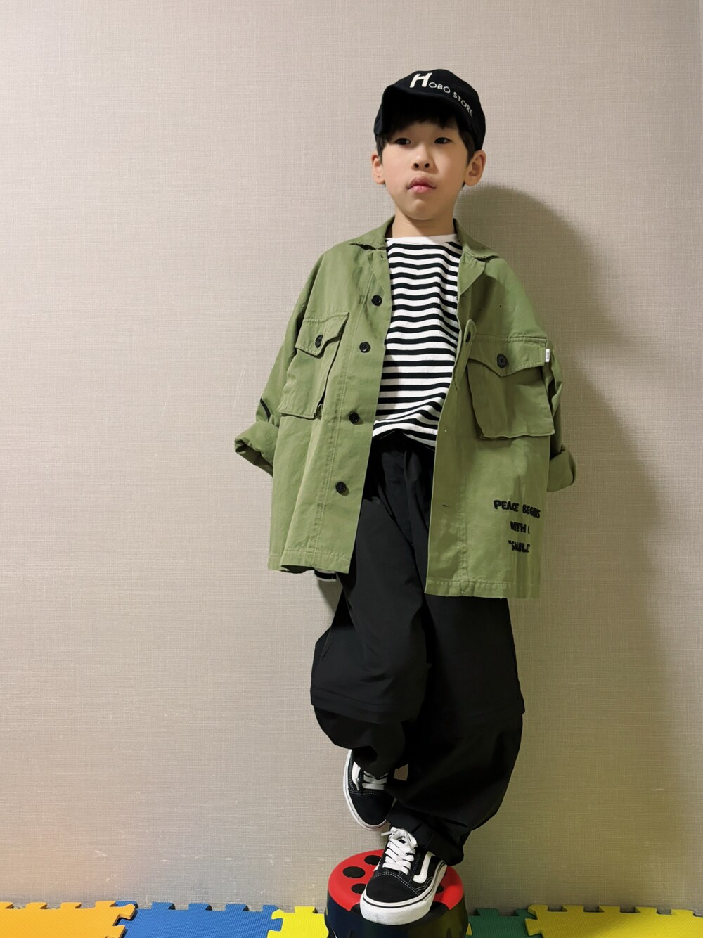 「春のNewスタイル、ジャケット、ジャケットスタイル、ミリタリー、ボーダー、モノトーン、VANS、スニーカーコーデ、モード、キャップ、春コーデ、お出かけコーデ、シンプルスタイル」｜「FITHのボーダー ワイド 長袖Tシャツ（Tシャツ/カットソー、ブラック系）」を使った、HeROさん（キッズ・122cm）の春コーディネートの1枚目の写真