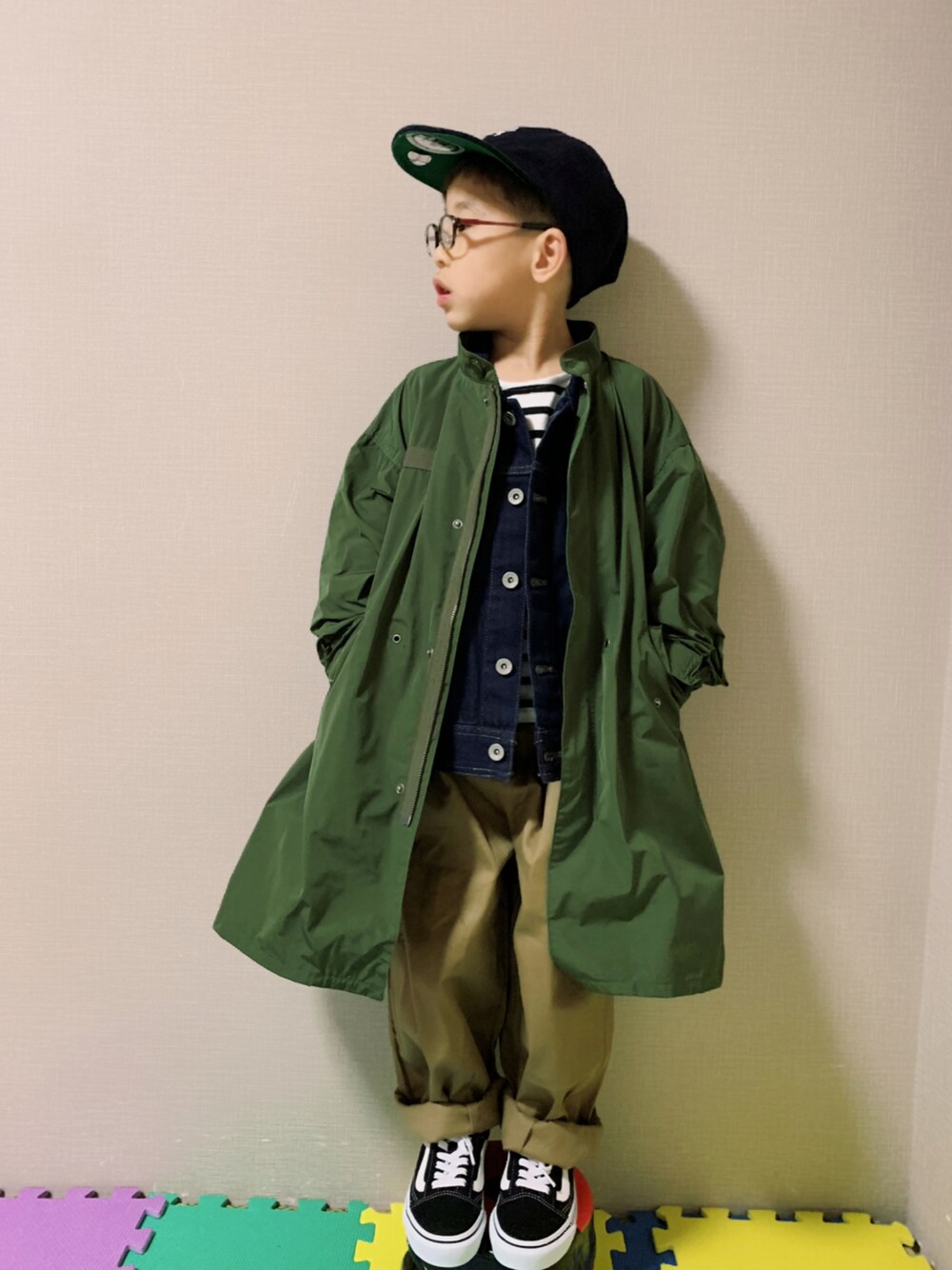 「モッズコート、デニムジャケット、GU、プチプラ、ボーダートップス、レイヤードスタイル、devirock、ベージュ、VANS、スニーカーコーデ、キャップ、めがね、カジュアルコーデ、カーキ、ミリタリー」｜「GUのアイテム（デニムジャケット、ブルー系）」を使った、HeROさん（キッズ・110cm）の冬コーディネートの1枚目の写真
