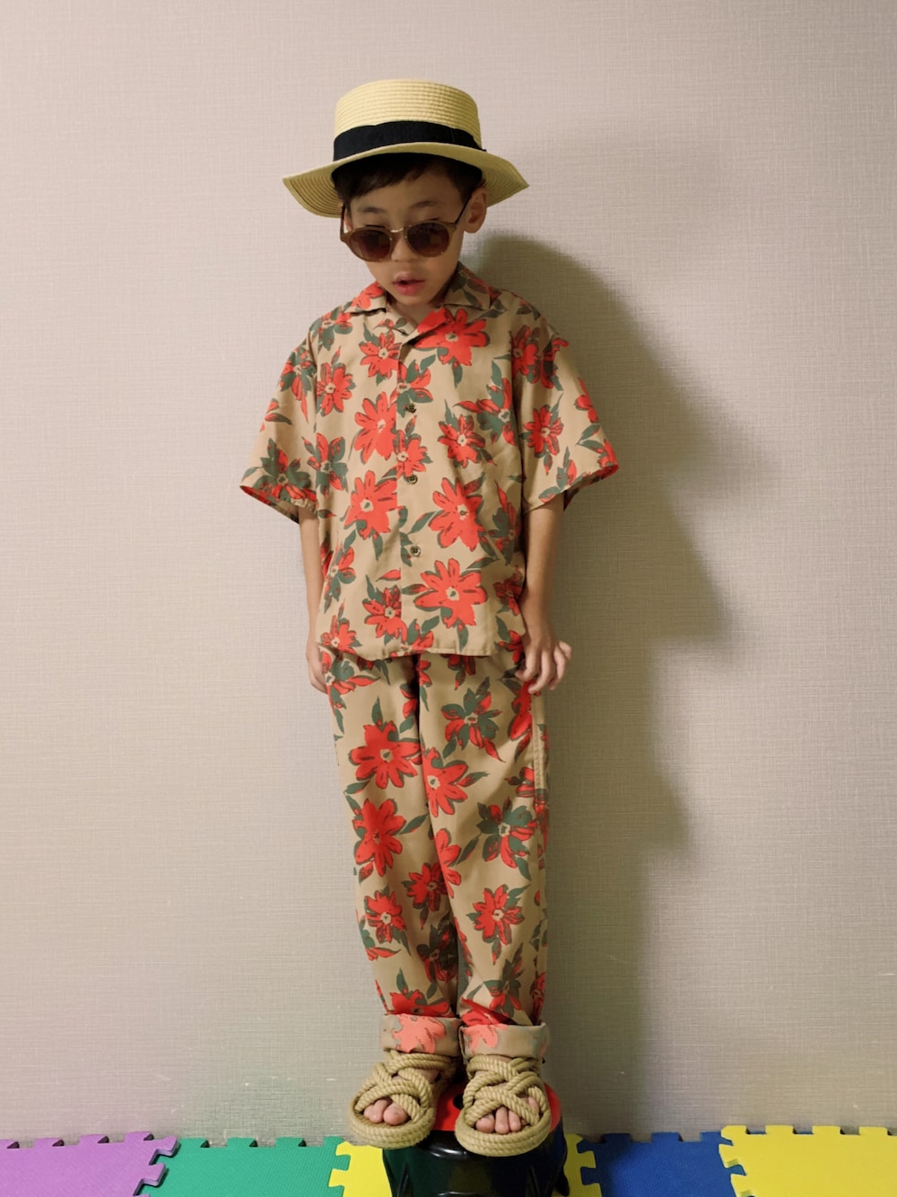 「麦わら帽子、カンカン帽、BREEZE、柄シャツ、花柄、セットアップ、サンダル、淡色コーデ、サングラス、夏コーデ」｜「こども ビームスのARCH&LINE / フラワー オープンカラー シャツ（100～145cm）（シャツ/ブラウス、ベージュ系）」を使った、HeROさん（キッズ・110cm）の夏コーディネートの1枚目の写真