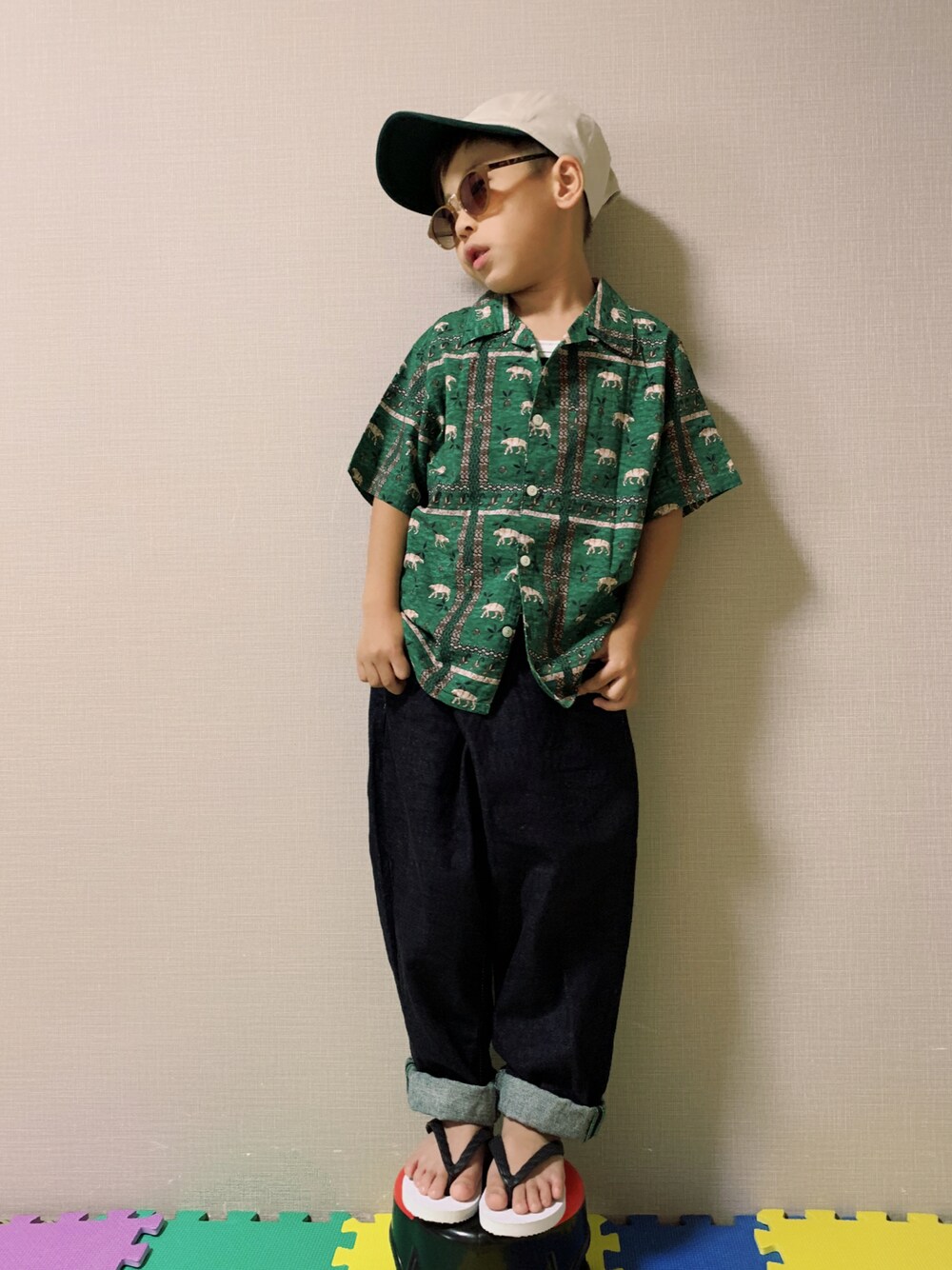 「アメカジ、柄シャツ、シャツスタイル、デニム、デニムパンツ、ワイドパンツ、ビーチサンダル、サンダル、キャップ、サングラス、グリーン、カジュアルコーデ、夏コーデ」｜「Ocean&Groundのカメハメハシャツ（90～140cm）（シャツ/ブラウス、グリーン系）」を使った、HeROさん（キッズ・110cm）の夏コーディネートの1枚目の写真