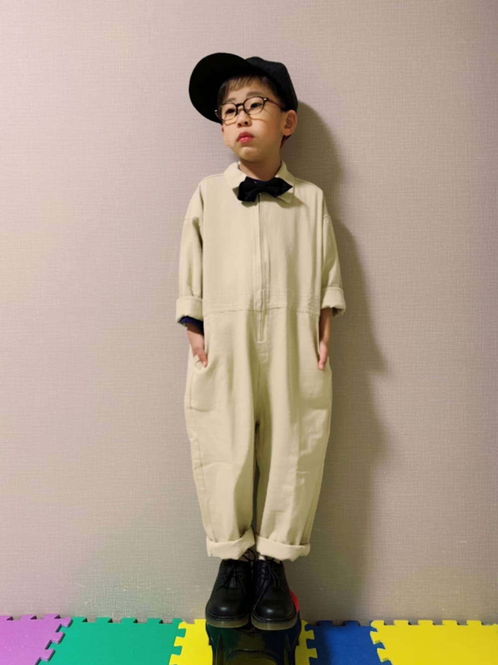 「韓国子供服、白パンツ、蝶ネクタイ、ハンドメイド、めがね、フォーマル、ドレスシューズ、ローファー、キャップ、ワントーンコーデ、モノトーン、シンプルコーデ」｜「Koreaのアイテム（つなぎ/オールインワン、ホワイト系）」を使った、HeROさん（キッズ・110cm）の冬コーディネートの1枚目の写真