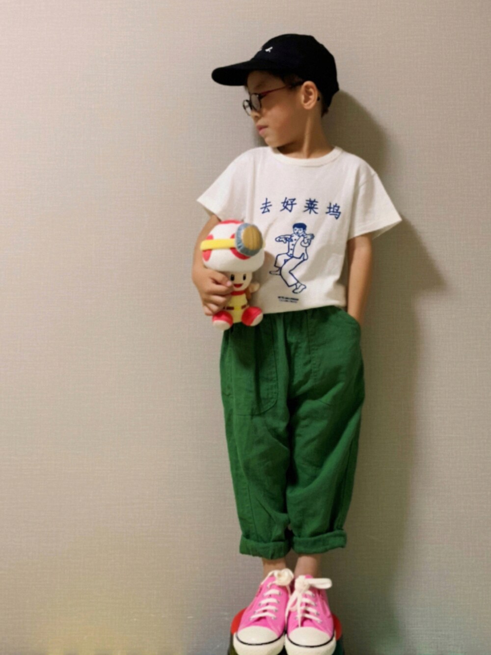 「プリントT、白Tシャツ、リネン、カラーパンツ、コンバース、夏だ！Tシャツ着よう！、キャップ、めがね、タックイン、リンクコーデ、夏コーデ、スニーカー、カジュアルコーデ、グリーン」｜「🚨🚓:ちゆみん作のアイテム（ラッピングキット、ブルー系）」を使った、HeROさん（キッズ・110cm）の夏コーディネートの1枚目の写真