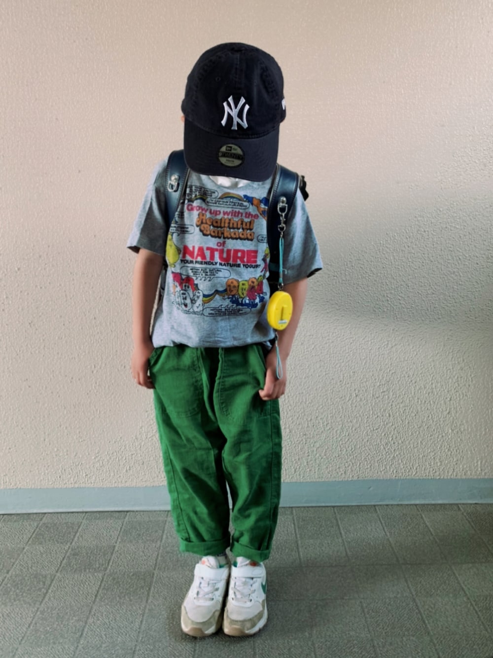 「ロゴT、プリントT、グリーン、リネン、NIKE、白スニーカー、スニーカーコーデ、キャップ、夏だ！Tシャツ着よう！、カジュアルコーデ、タックイン、シンプルコーデ、カラー×コーデ」｜「DENIM DUNGAREEのDENIM DUNGAREE/デニムダンガリー テンジク SIMPLICITY TEE Tシャツ/半袖Tシャツ（Tシャツ/カットソー、グレー系）」を使った、HeROさん（キッズ・110cm）の春コーディネートの1枚目の写真