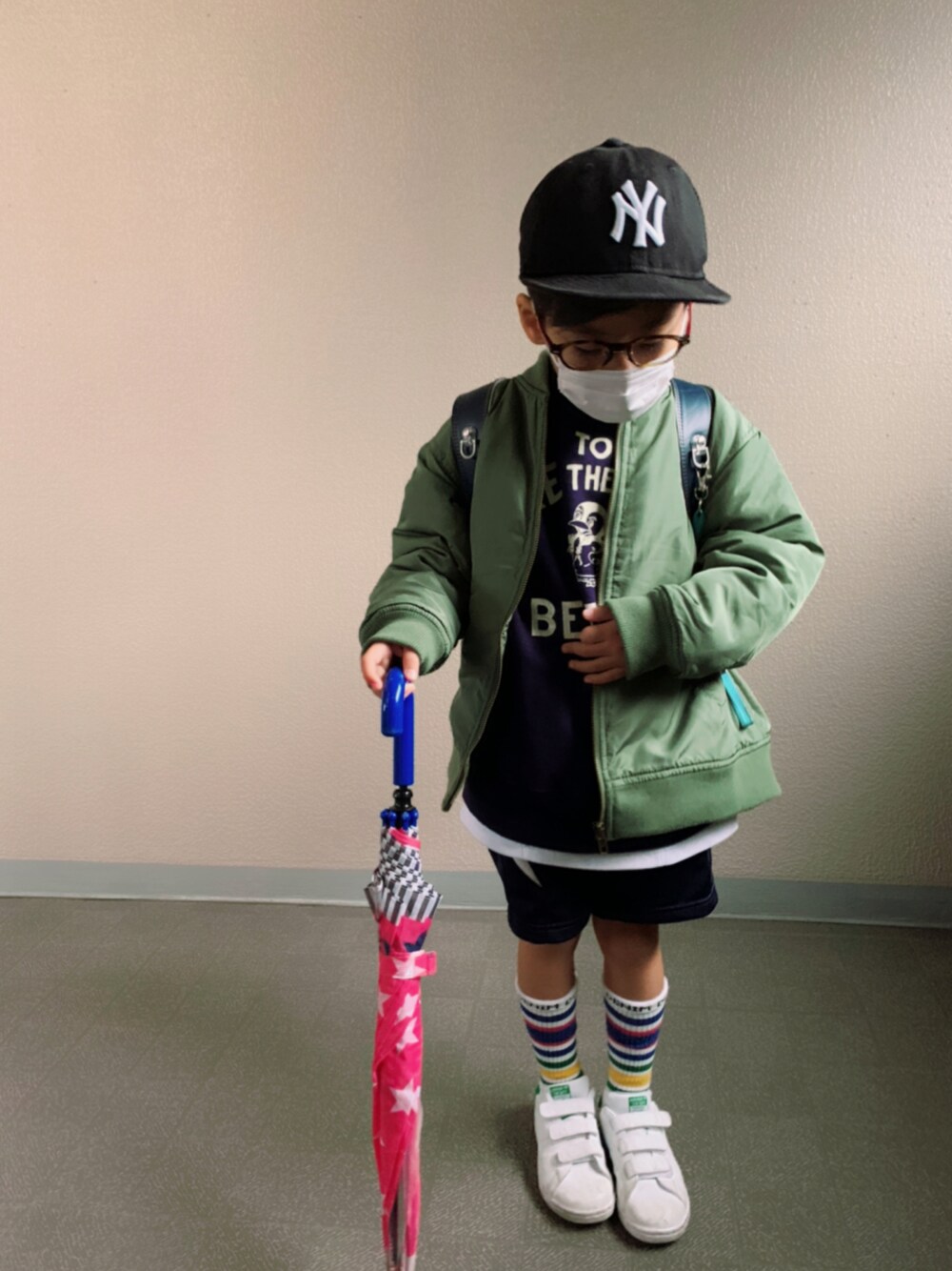「スウェット、ブルゾン、MA-1、カーキ、ミリタリー、白スニーカー、ラインソックス、めがね、キャップ、markey's、ロゴスウェット」｜「Life Support ProductsのMA-1（80～150cm）（MA-1、グリーン系）」を使った、HeROさん（キッズ・110cm）の冬コーディネートの1枚目の写真