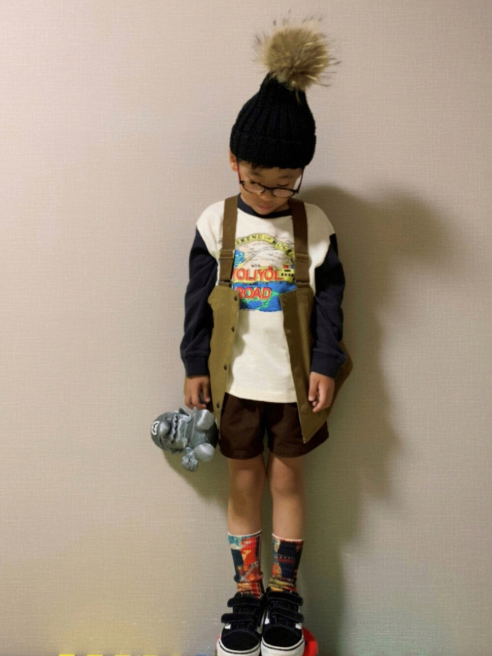 「プリントT、秋服準備はじめました、ベスト、ショートパンツ、韓国子供服、ロンT、VANS、スニーカー、秋トレンド2021、ニット帽、めがね、ブラウン」｜「GO TO HOLLYWOODのアイテム（Tシャツ/カットソー、ホワイト系）」を使った、HeROさん（キッズ・110cm）の秋コーディネートの1枚目の写真