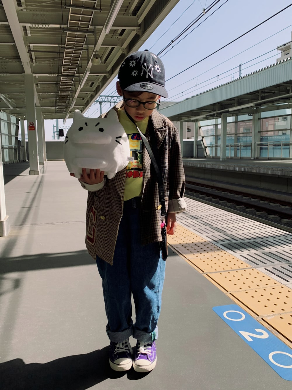 「春服デビュー宣言、ジャケット、チェック、ロゴT、デニム、デニムパンツ、ワイドパンツ、コンバース、ハイカットスニーカー、ポシェット、キャップ、花柄、めがね、ネオンカラー」｜「GO TO HOLLYWOODのアイテム（Tシャツ/カットソー、イエロー系）」を使った、HeROさん（キッズ・120cm）の春コーディネートの1枚目の写真