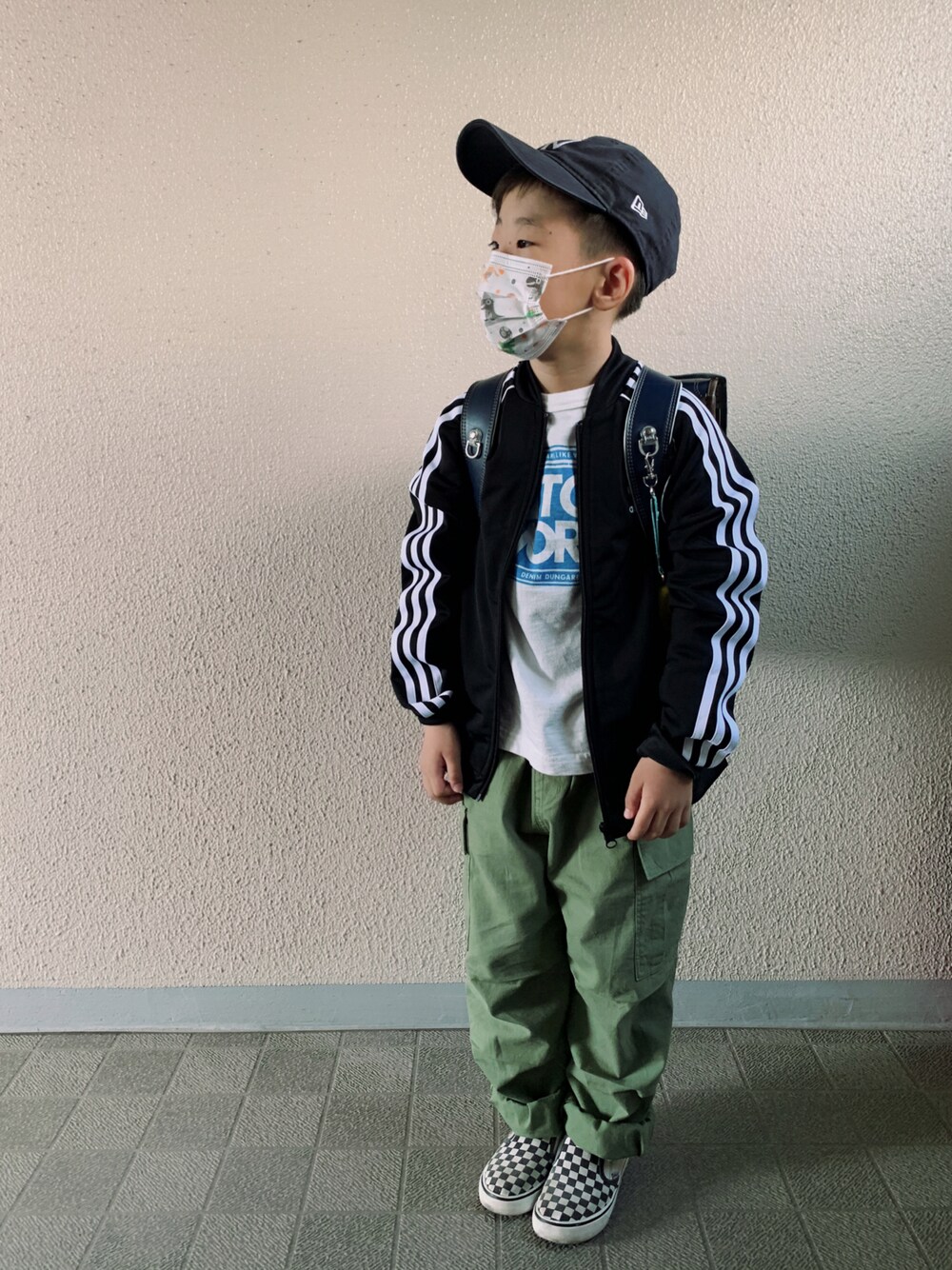 「カーゴパンツ、ミリタリー、カーキ、カラーパンツ、ロンT、adidas、春夏コーデ、キャップ、カジュアルコーデ、スリッポン、チェック、韓国子供服」｜「DENIM DUNGAREEの天竺 マラソン スーベニア Tシャツ（Tシャツ/カットソー、ホワイト系）」を使った、HeROさん（キッズ・120cm）の春コーディネートの1枚目の写真