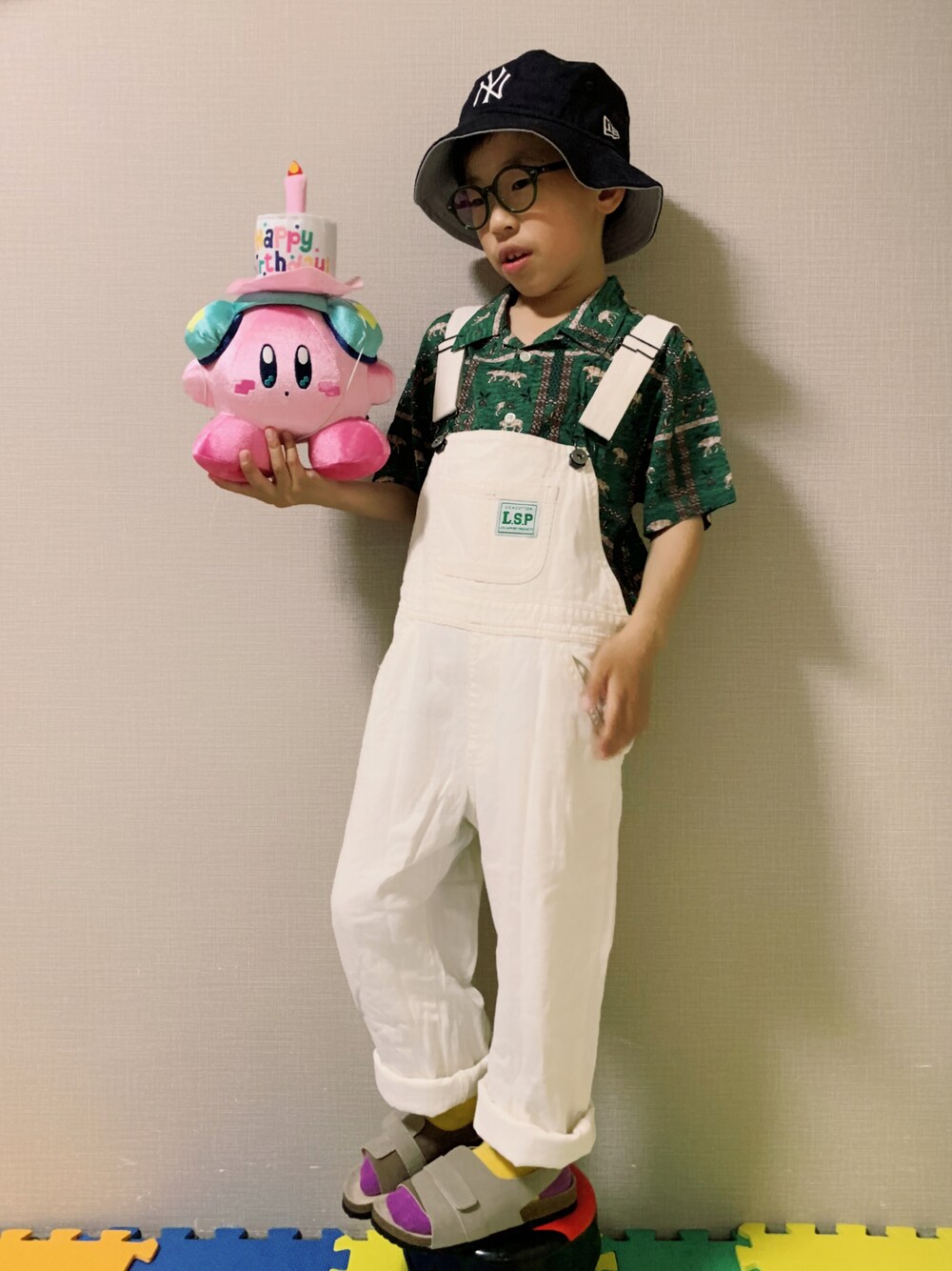 「markey's、シャツスタイル、柄シャツ、オーバーオール、サロペット、ホワイトパンツ、サンダル、BREEZE、カラーソックス、バケットハット、めがね、春夏コーデ、プチプラ」｜「きぃーくん♡ℍ𝕒𝕡𝕡𝕪𝕓𝕚𝕣𝕥𝕙𝕕𝕒𝕪のアイテム（ラッピングキット、グリーン系）」を使った、HeROさん（キッズ・120cm）の春コーディネートの1枚目の写真