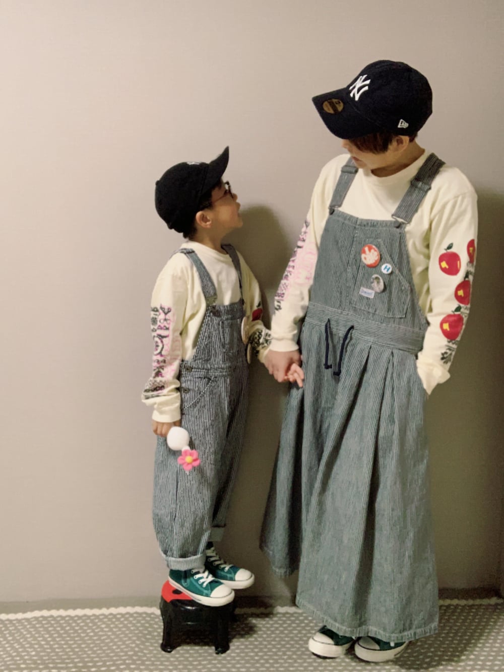 「サロペット、オーバーオール、ジャンパースカート、ヒッコリー、コンバース、ハイカットスニーカー、グリーン、めがね、キャップ、ロンT、カジュアルコーデ、缶バッジ、リンクコーデ、休日スタイル」｜「GO TO HOLLYWOODのアイテム（Tシャツ/カットソー、ホワイト系）」を使った、HeROさん（キッズ・110cm）の冬コーディネートの1枚目の写真