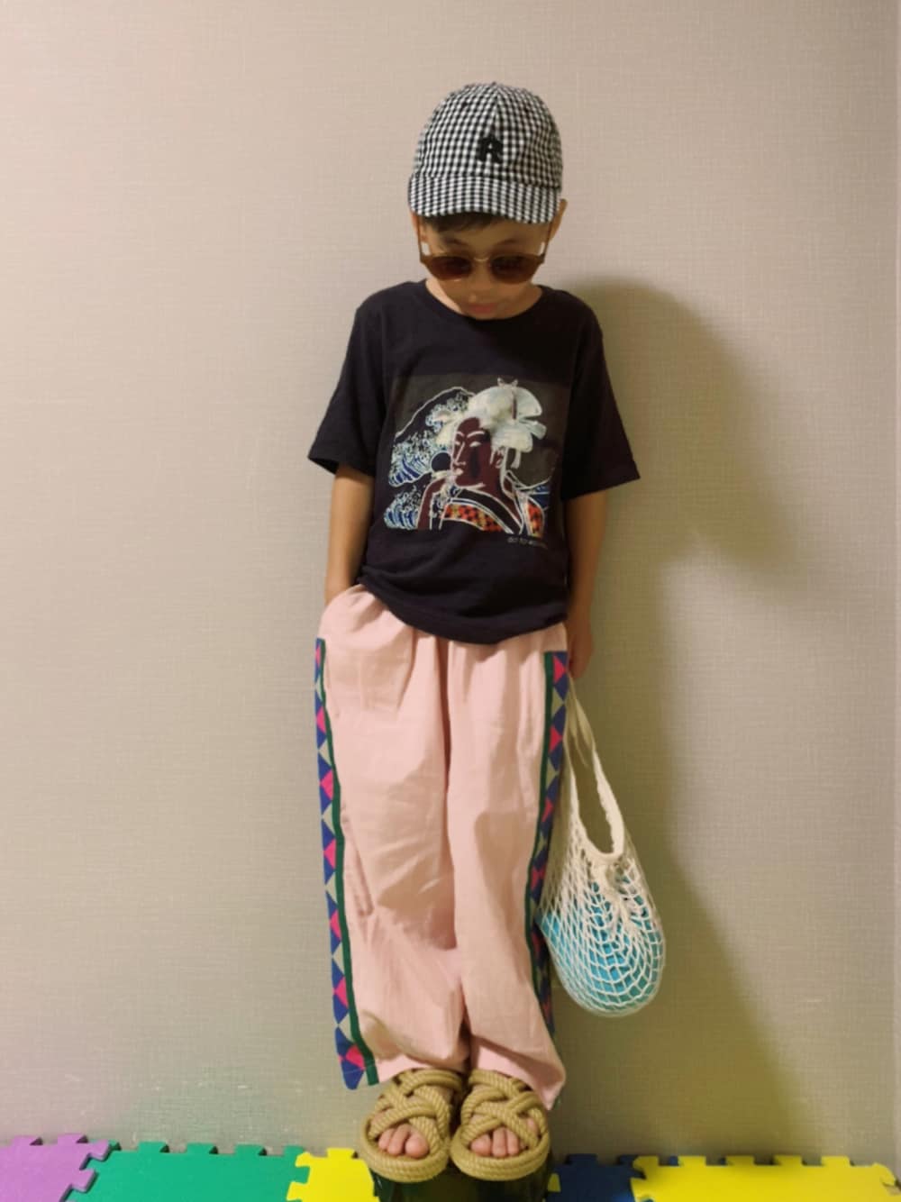 「メッシュ、メッシュバッグ、夏だ！Tシャツ着よう！、プリントT、カラーパンツ、ラインパンツ、夏セールで買いました、サンダル、ギンガムチェック、キャップ、プチプラ、サングラス、休日コーデ、ピンク」｜「GO TO HOLLYWOODのアイテム（Tシャツ/カットソー、ブラック系）」を使った、HeROさん（キッズ・110cm）の夏コーディネートの1枚目の写真