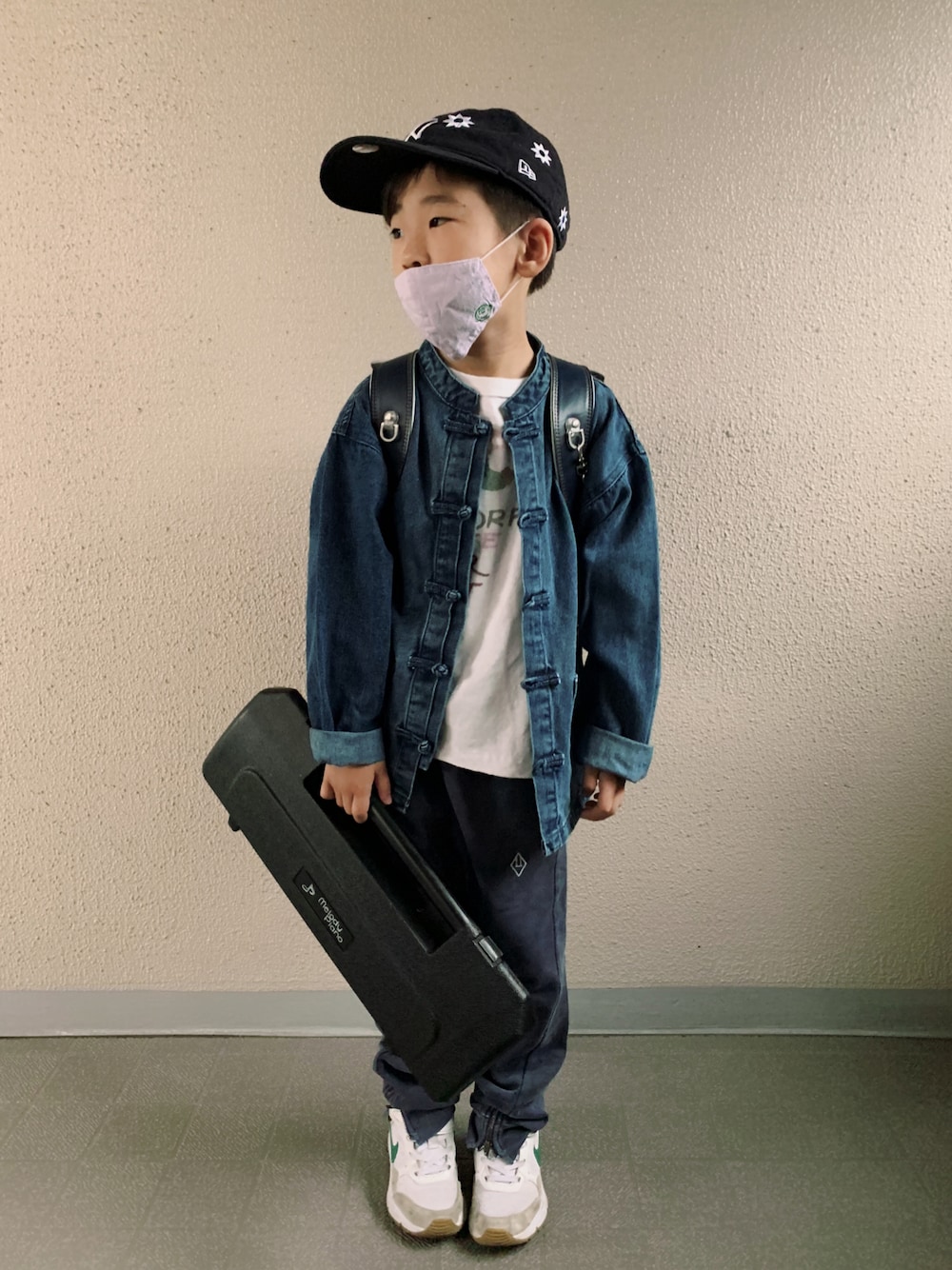 「デニム、デニムジャケット、ジャケット、ロンT、スウェット、スウェットパンツ、白スニーカー、NIKE、キャップ、花柄、ワントーンコーデ、淡色コーデ、ブルー」｜「DENIM DUNGAREEのアイテム（Tシャツ/カットソー、ホワイト系）」を使った、HeROさん（キッズ・120cm）の春コーディネートの1枚目の写真