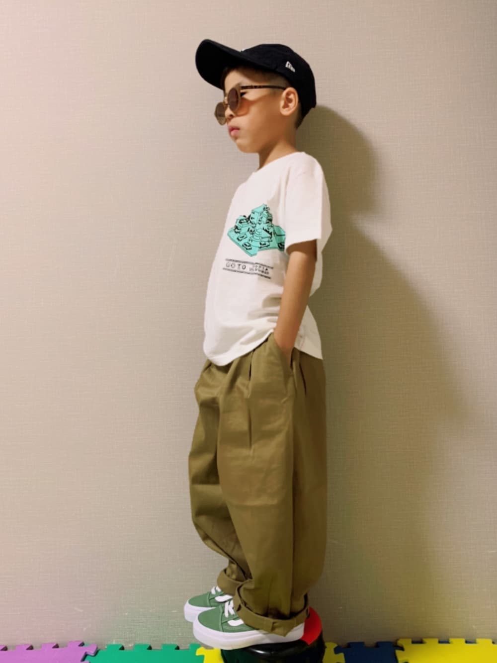 「チノパン、白Tシャツ、プリントT、devirock、ワイドパンツ、VANS、グリーン、ストリート、キャップ、サングラス、夏コーデ、夏だ！Tシャツ着よう！、シンプルコーデ」｜「GO TO HOLLYWOODのアイテム（Tシャツ/カットソー、ホワイト系）」を使った、HeROさん（キッズ・110cm）の夏コーディネートの1枚目の写真