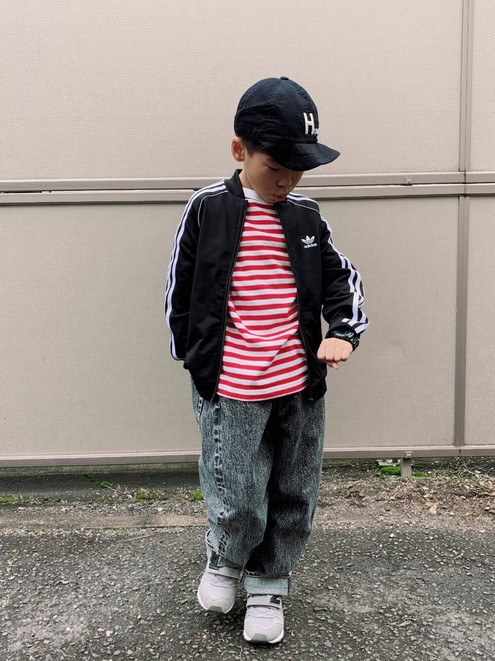 「お出かけコーデ日記、休日スタイル、ボーダー、ボーダートップス、ジャージ、adidas、キャップ、ニューバランス、春夏コーデ、モノトーン、オールブラック、デニム、デニムパンツ、ワイドパンツ」｜「DENIM DUNGAREEのフナオカボーダー GRAMICCHI Tシャツ（Tシャツ/カットソー、レッド系）」を使った、HeROさん（キッズ・120cm）の春コーディネートの1枚目の写真