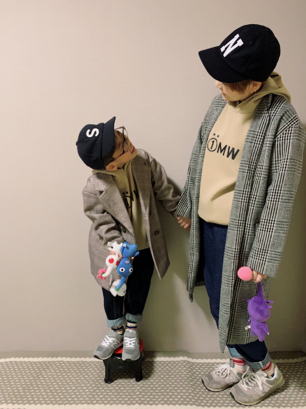 「チェック、スウェット、コート、キャップ、パーカー、New Balance、めがね、GU、休日スタイル、デニムパンツ、プチプラ、アースカラー、リンクコーデ、Branshes、チェック柄に恋してる」｜「GUのアイテム（パーカー、ベージュ系）」を使った、HeROさん（キッズ・110cm）の秋コーディネートの1枚目の写真