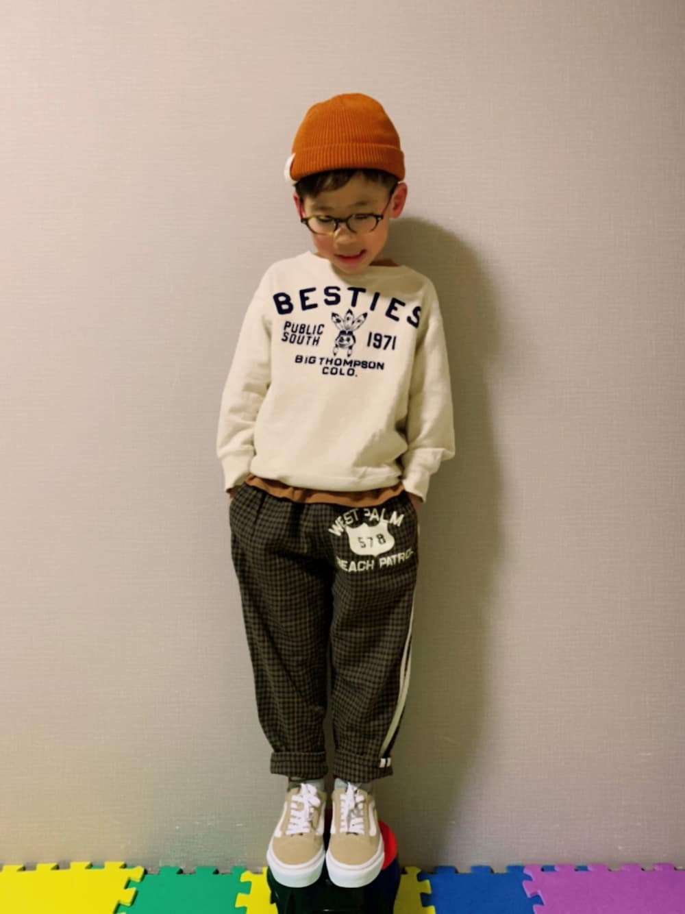 「チェックパンツ、チェック柄に恋してる、チョコ色に染まれ、ロゴスウェット、スウェット、VANS、ニット帽、めがね、レイヤードスタイル、カジュアルコーデ、古着MIX」｜「DENIM DUNGAREEのアイテム（スウェット、ホワイト系）」を使った、HeROさん（キッズ・110cm）の冬コーディネートの1枚目の写真
