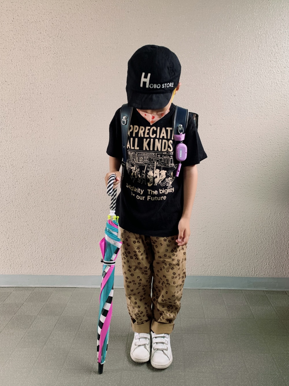 「このスタイルがお気に入り、夏だ！Tシャツ着よう！、ロゴT、花柄、チノパン、白スニーカー、adidas、キャップ、淡色コーデ、カジュアルコーデ、夏コーデ」｜「DENIM DUNGAREEのDENIM DUNGAREE/デニム＆ダンガリー テンジク APPRECIATE TEE Tシャツ（Tシャツ/カットソー、ブラック系）」を使った、HeROさん（キッズ・120cm）の夏コーディネートの1枚目の写真