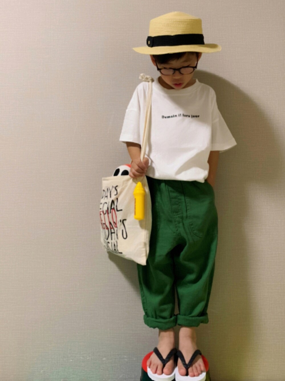 「リネン、白Tシャツ、ロゴT、サンダル、めがね、カンカン帽、トートバッグ、シンプルコーデ、タックイン、休日スタイル」｜「LOWRYS FARMのピグメントロゴＴＥＥ　886761（Tシャツ/カットソー、ベージュ系）」を使った、HeROさん（キッズ・110cm）の夏コーディネートの1枚目の写真