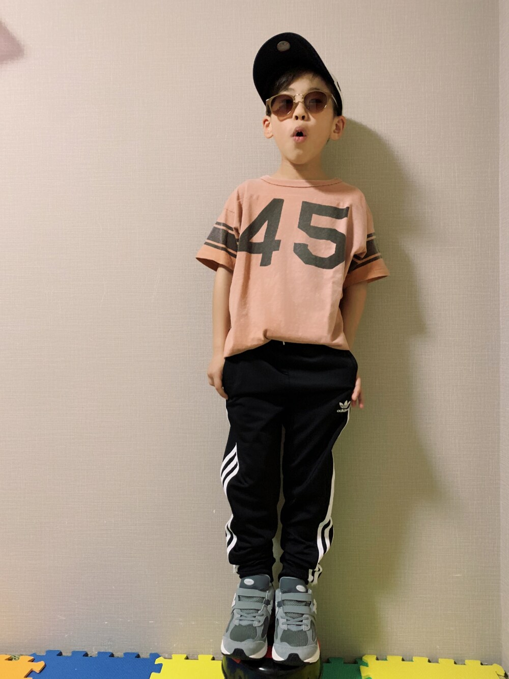 「ロゴT、トラックパンツ、ラインパンツ、adidas、New Balance、スニーカー、キャップ、サングラス、休日スタイル、春コーデ、カジュアルコーデ、ピンク」｜「DENIM DUNGAREEのアイテム（Tシャツ/カットソー、オレンジ系）」を使った、HeROさん（キッズ・120cm）の春コーディネートの1枚目の写真