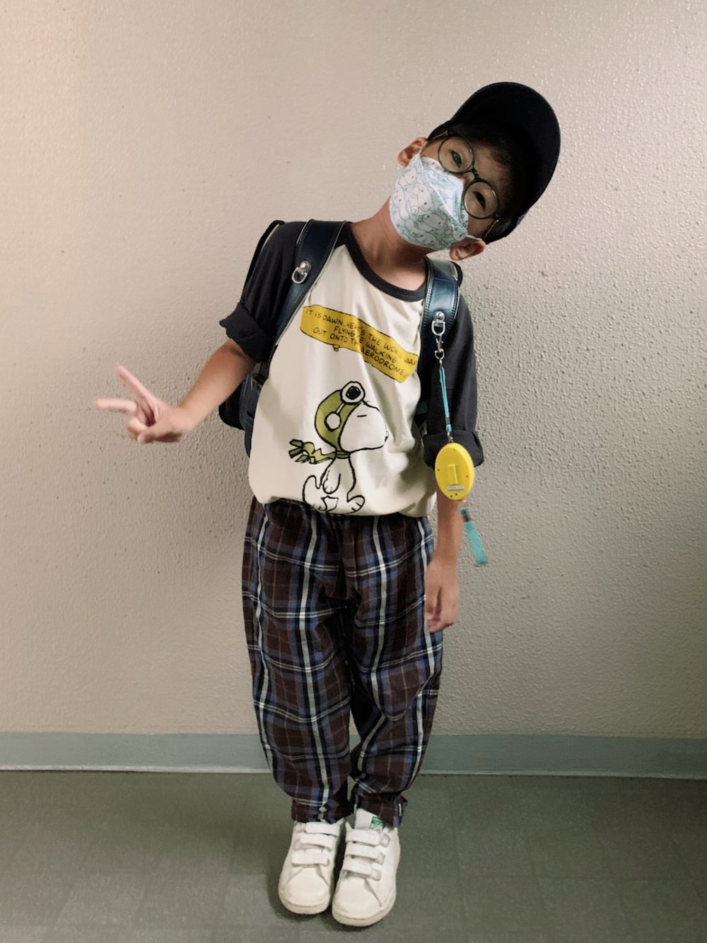 「ラグラン、markey's、ロンT、GU、チェック、チェックパンツ、プチプラ、白スニーカー、スニーカー、キャップ、めがね、カジュアルコーデ、秋コーデ、タックイン」｜「PEANUTSの【PEANUTS】スヌーピー/配色ラグランロンＴ（80～150cm）（Tシャツ/カットソー、グレー系）」を使った、HeROさん（キッズ・120cm）の秋コーディネートの1枚目の写真