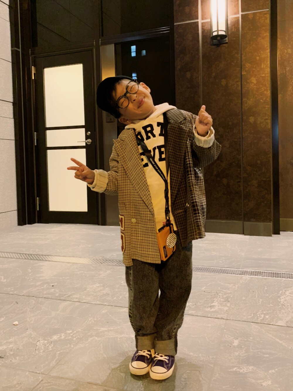 「ジャケット、チェック、パーカー、ロゴスウェット、デニム、デニムパンツ、ワイドパンツ、コンバース、ハイカットスニーカー、キャップ、めがね、淡色コーデ、ベージュ、トラッド、WEARハロウィン2022」｜「GO TO HOLLYWOODのアイテム（ジャケット/アウター、ブラウン系）」を使った、HeROさん（キッズ・120cm）の秋コーディネートの1枚目の写真